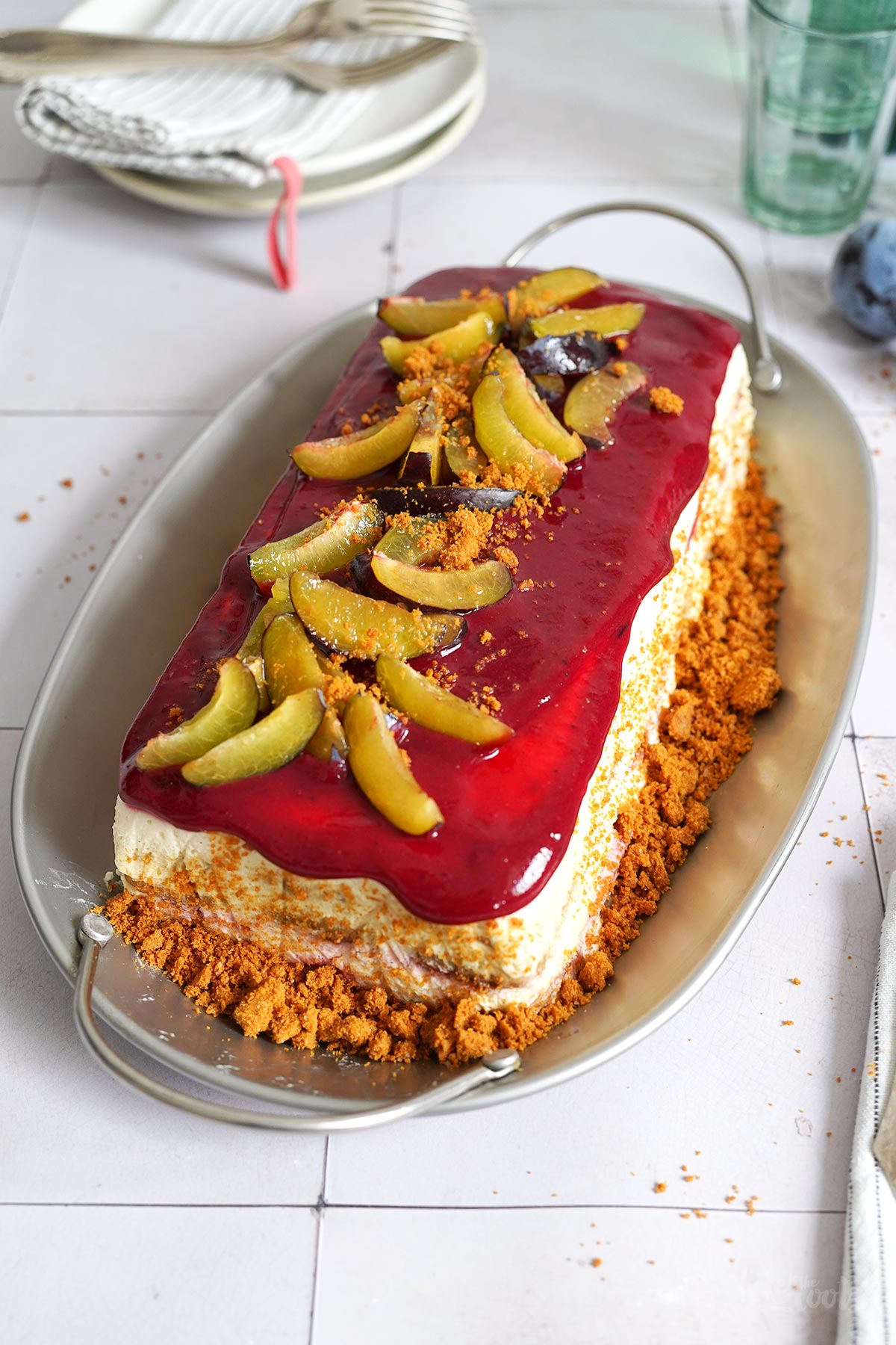 Ice Box Cake mit Biscoff Keksen & Pflaumen | Bake to the roots