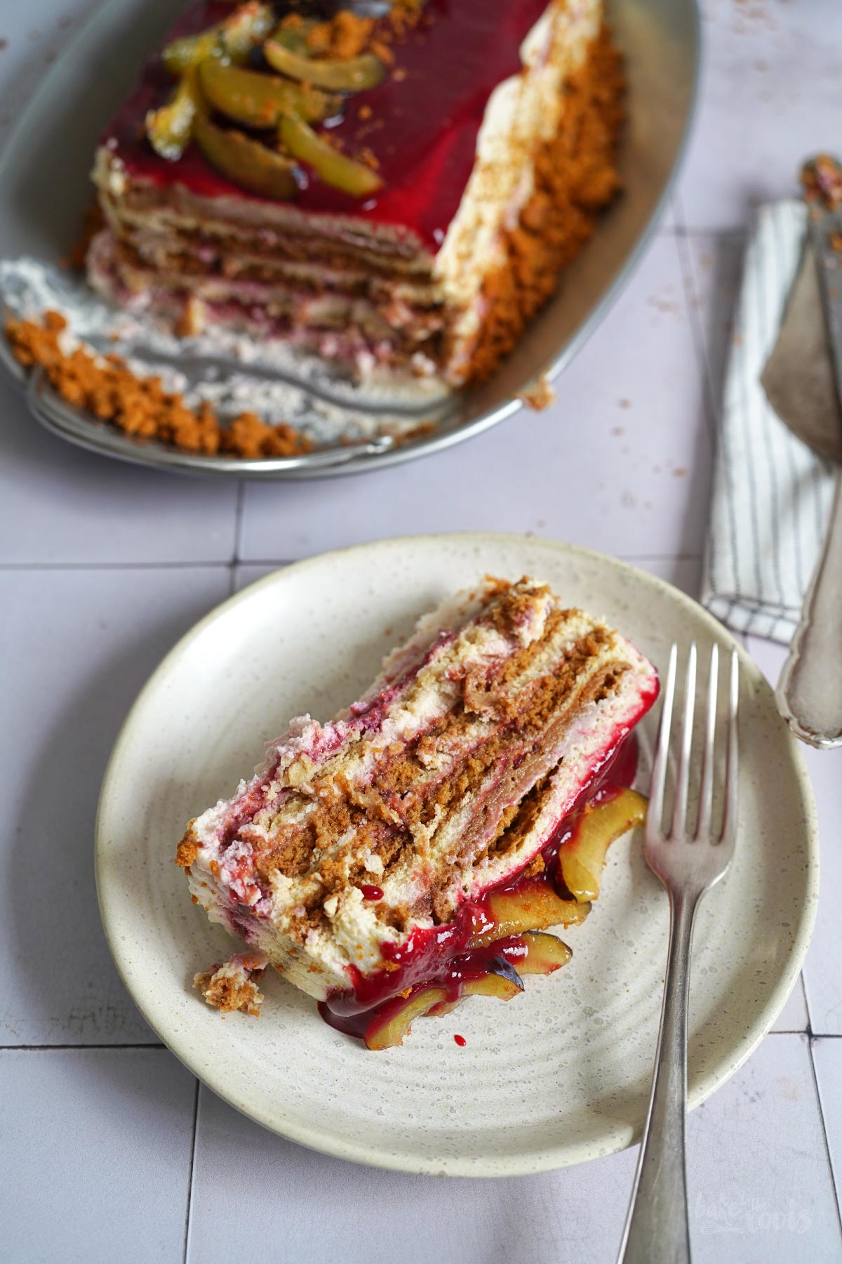 Ice Box Cake mit Biscoff Keksen & Pflaumen | Bake to the roots