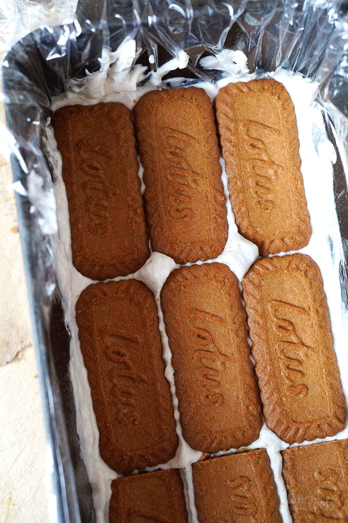 Ice Box Cake mit Biscoff Keksen & Pflaumen | Bake to the roots