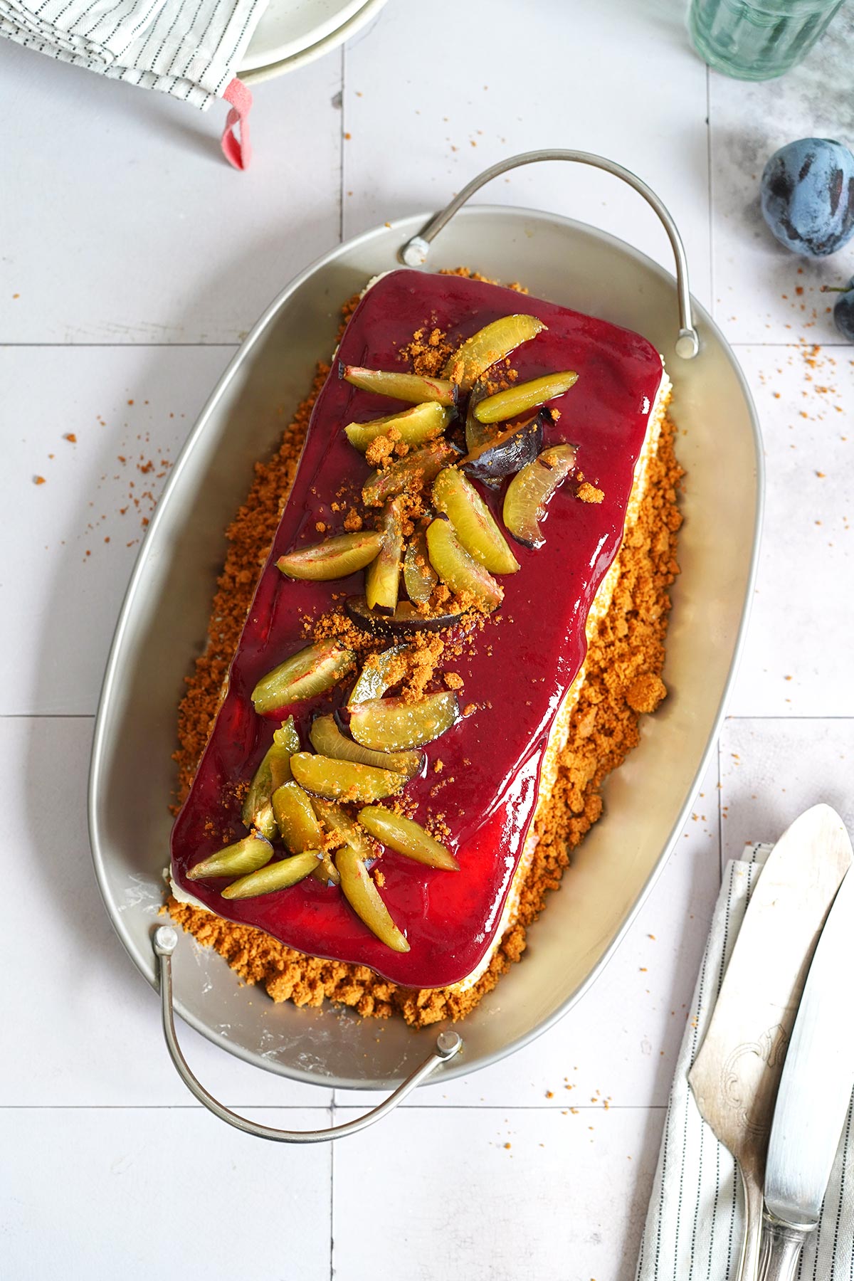 Ice Box Cake mit Biscoff Keksen & Pflaumen | Bake to the roots