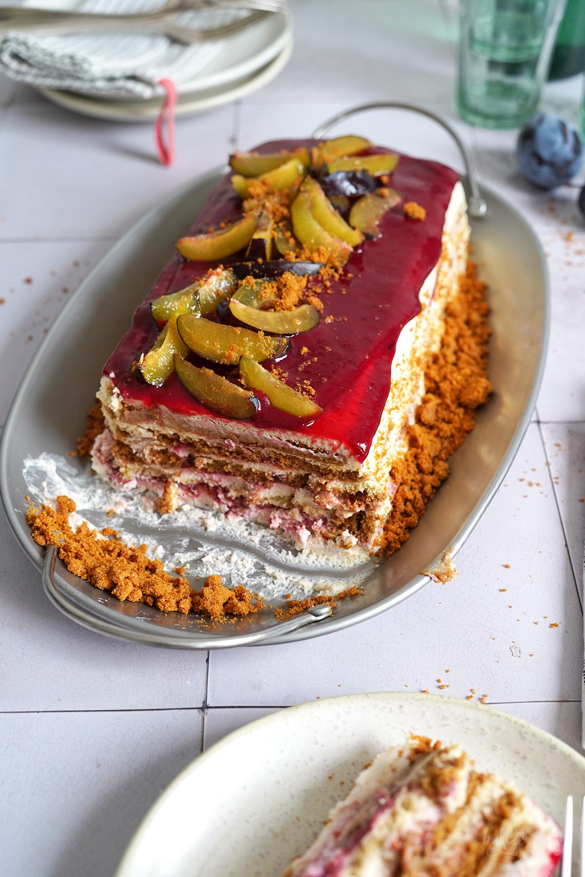 Ice Box Cake mit Biscoff Keksen & Pflaumen | Bake to the roots