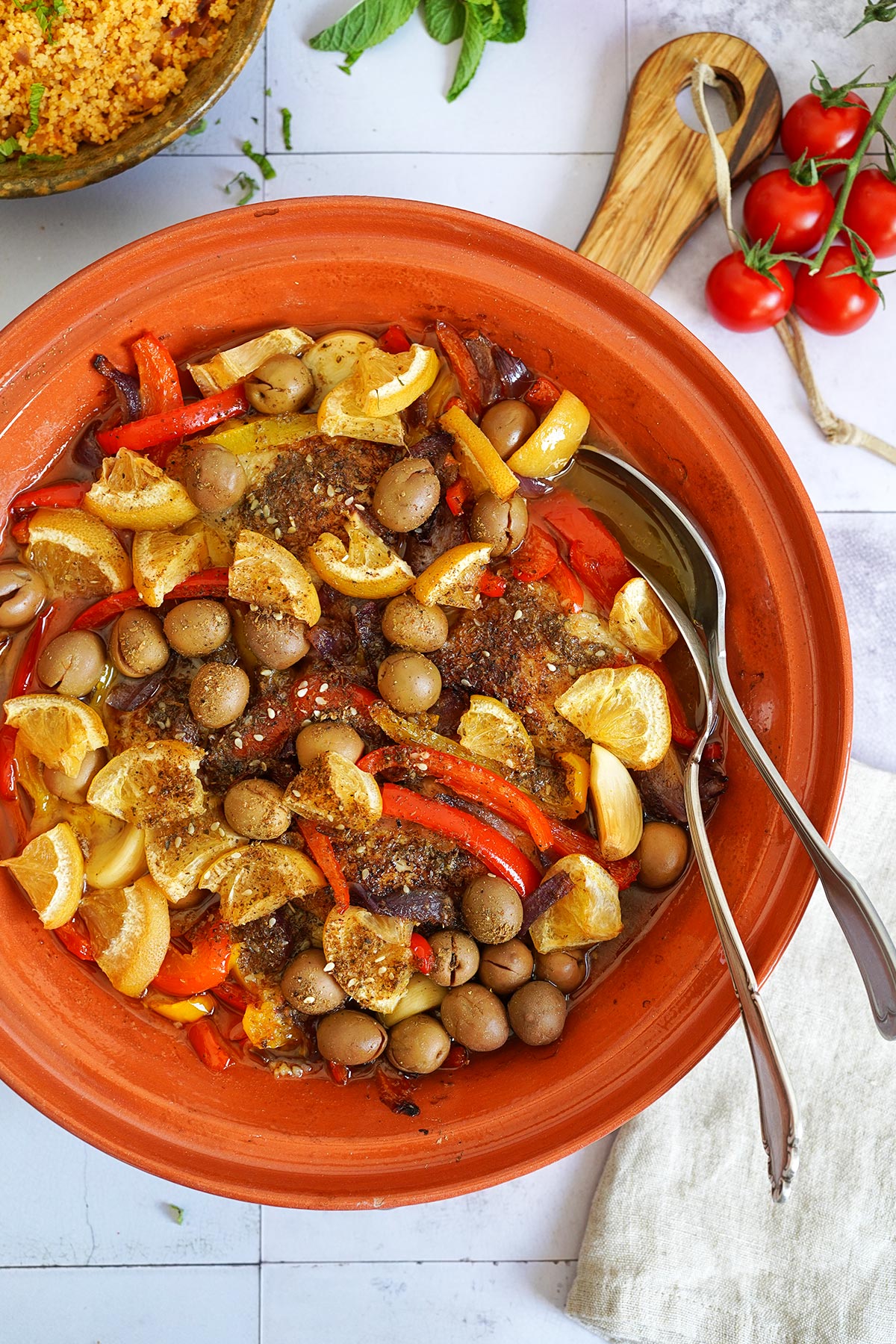 Tajine mit Hühnchen, Gemüse & Harissa Couscous | Bake to the roots