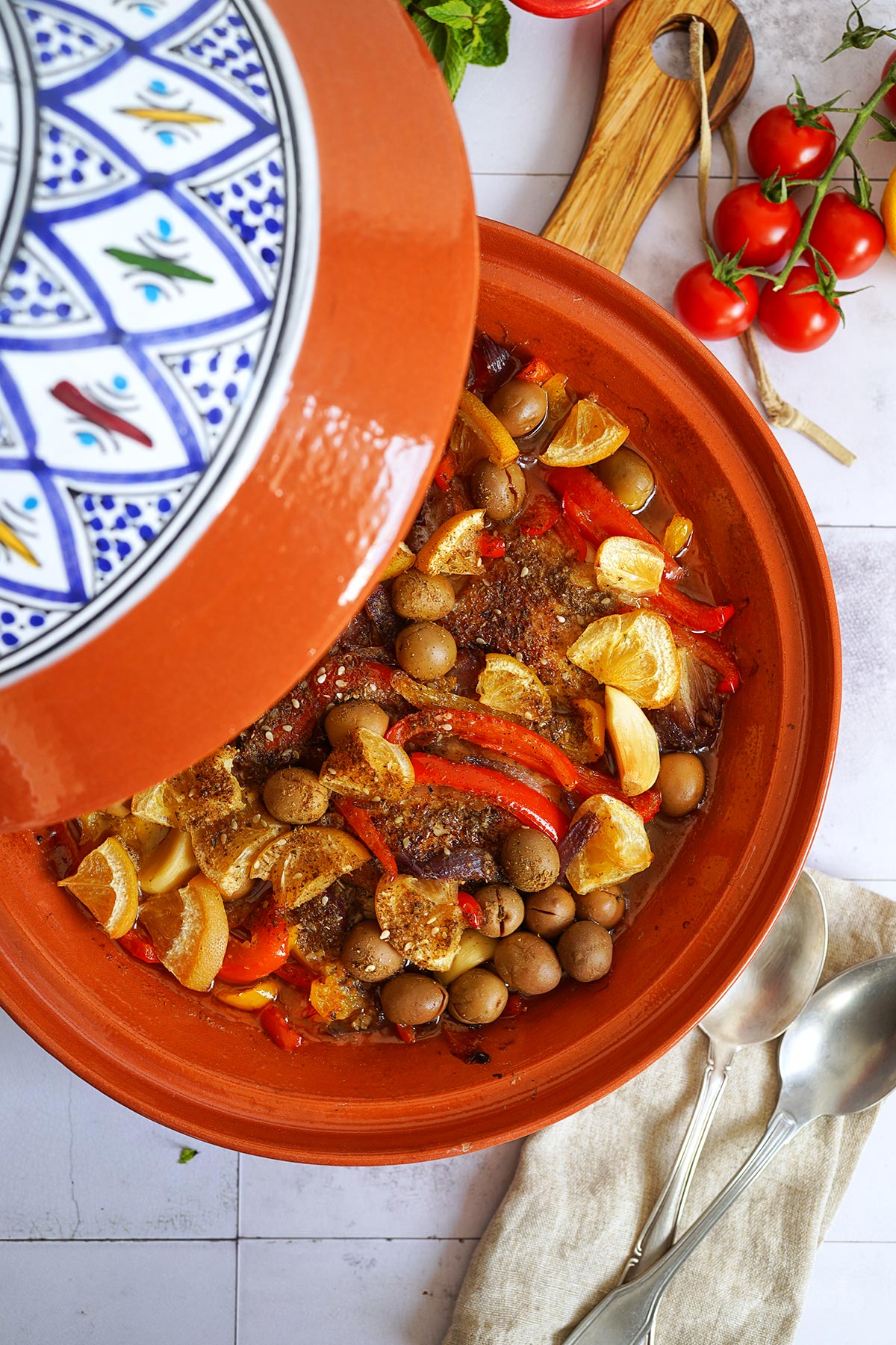 Tajine mit Hühnchen, Gemüse & Harissa Couscous | Bake to the roots
