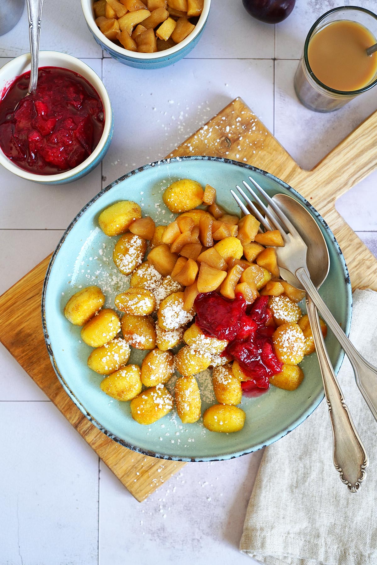 Gnocchi Schmarrn mit Zwetschgen- und Apfelkompott | Bake to the roots