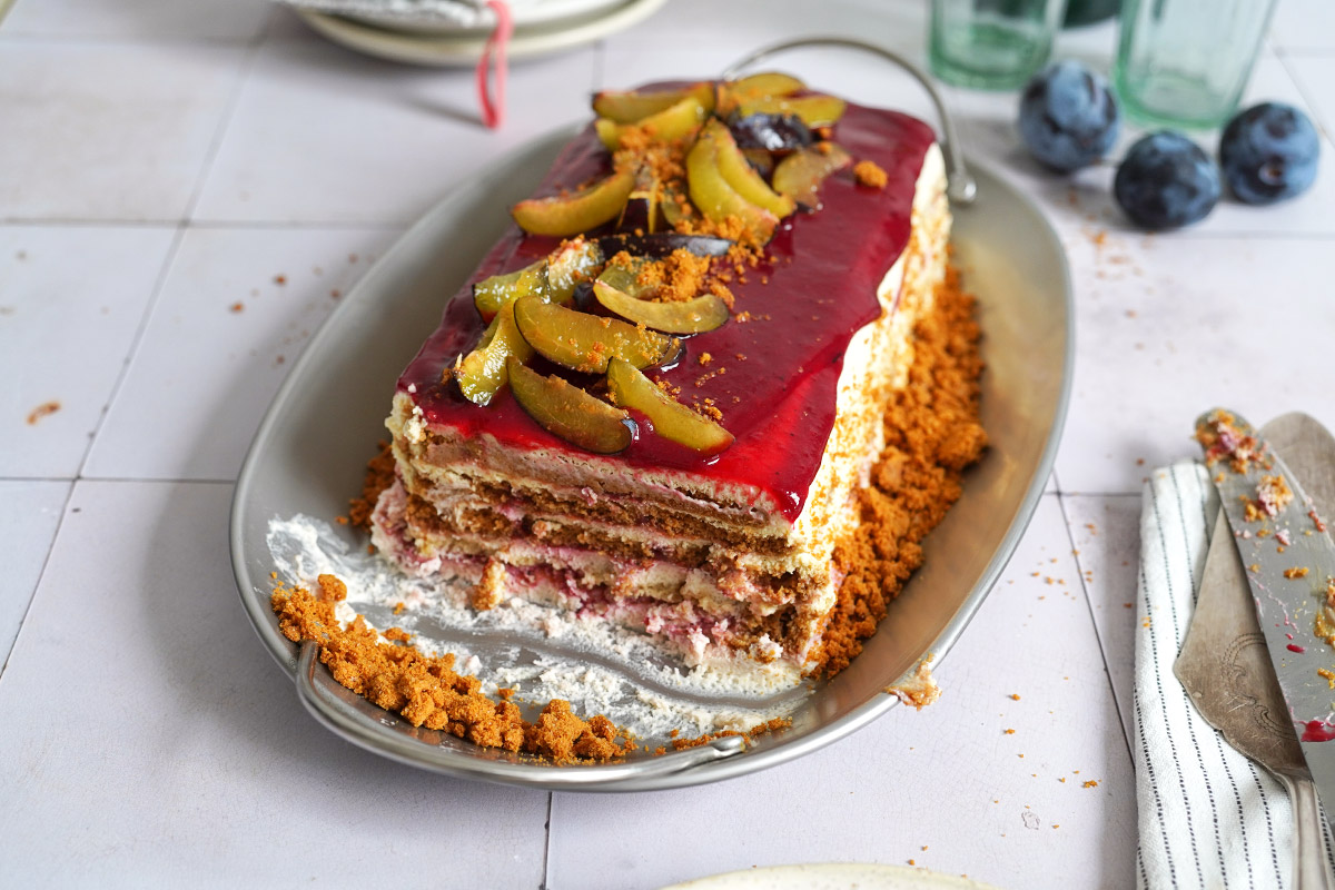Ice Box Cake mit Biscoff Keksen & Pflaumen | Bake to the roots