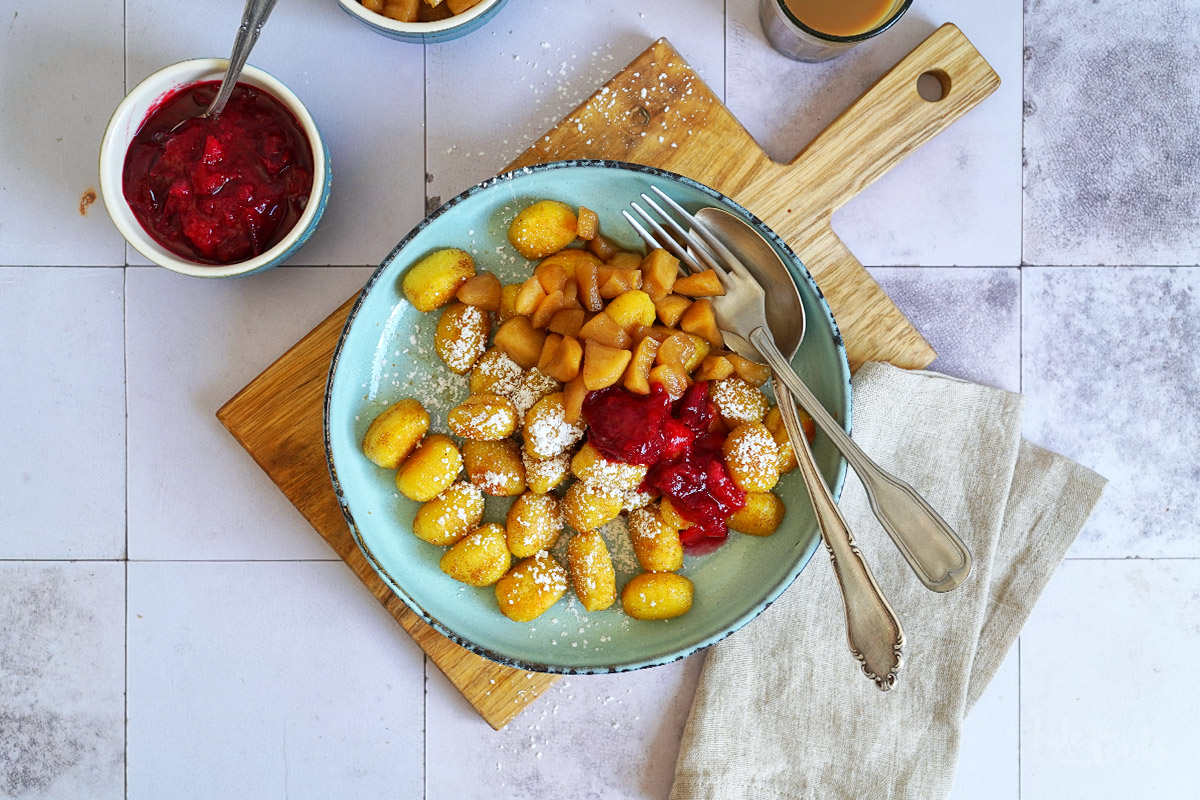 Gnocchi Schmarrn mit Zwetschgen- und Apfelkompott | Bake to the roots