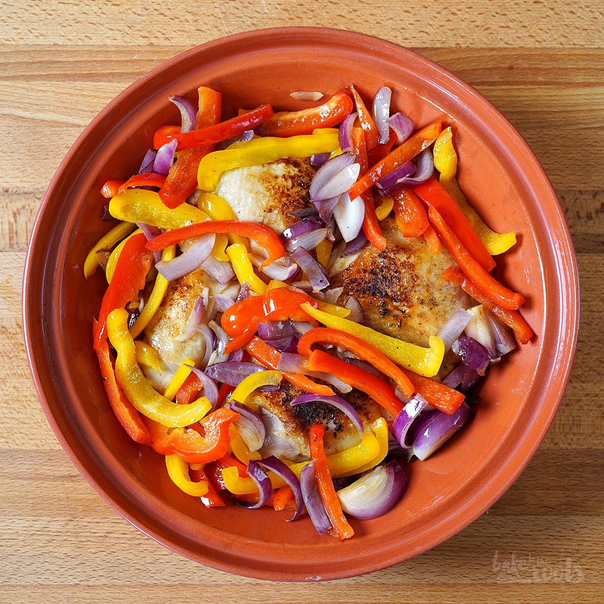 Tajine mit Hühnchen, Gemüse & Harissa Couscous | Bake to the roots