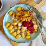 Gnocchi Schmarrn mit Zwetschgen- und Apfelkompott | Bake to the roots