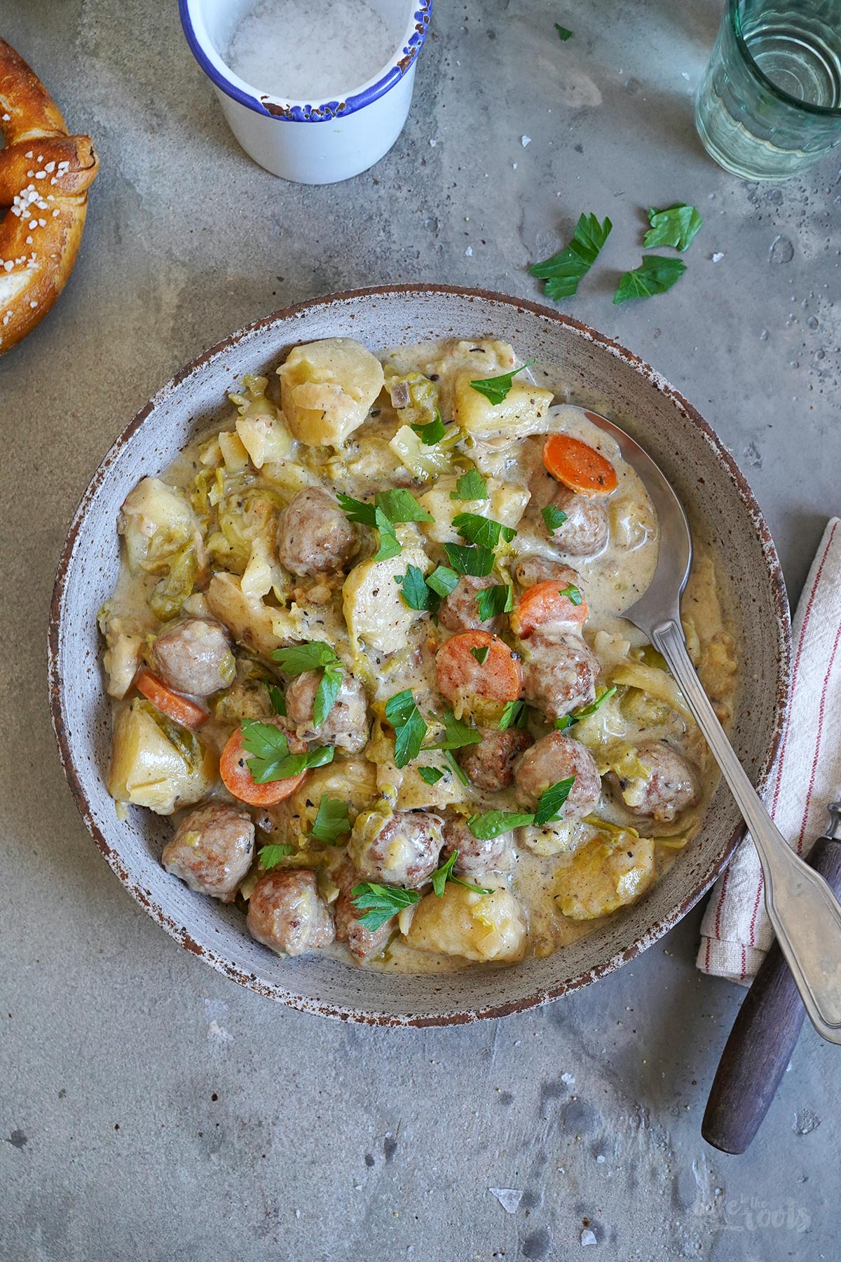 Kartoffel Rosenkohl Bratwurst Topf | Bake to the roots