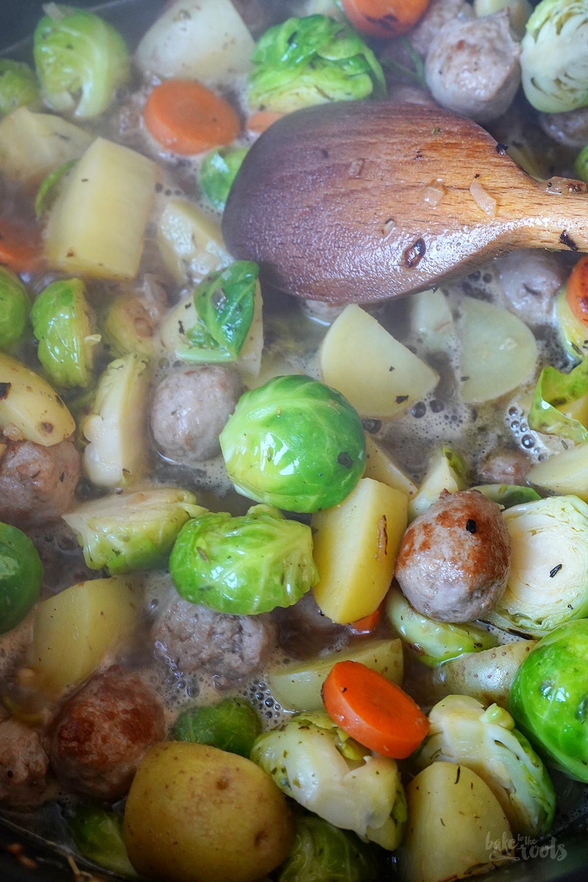 Kartoffel Rosenkohl Bratwurst Topf | Bake to the roots