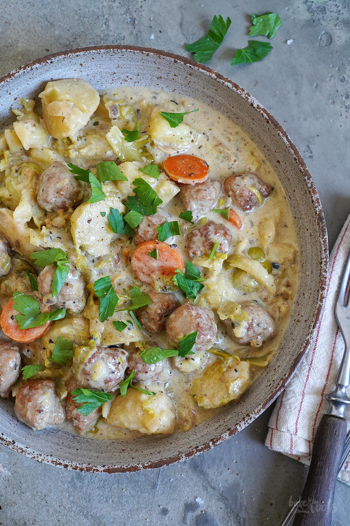 Kartoffel Rosenkohl Bratwurst Topf | Bake to the roots