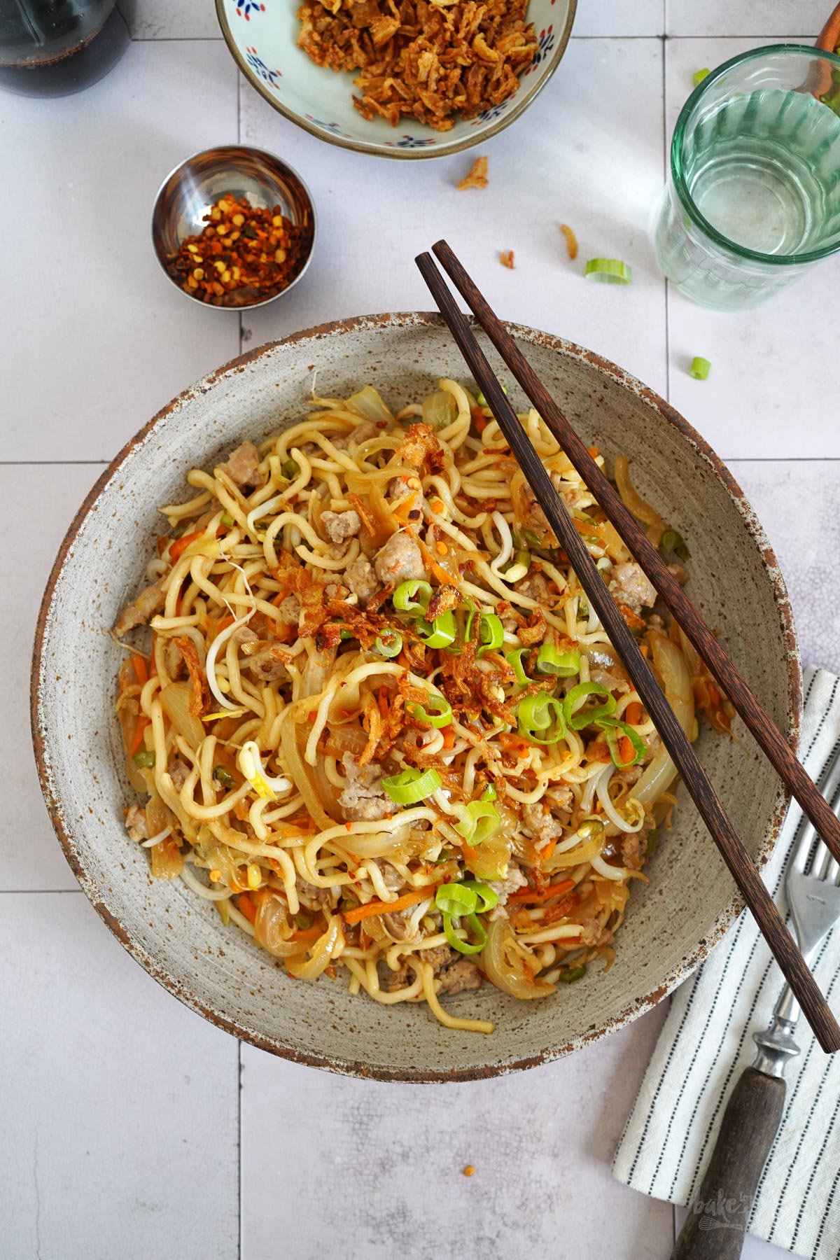 Stir-Fry mit Nudeln, Gemüse & Schweinefleisch | Bake to the roots