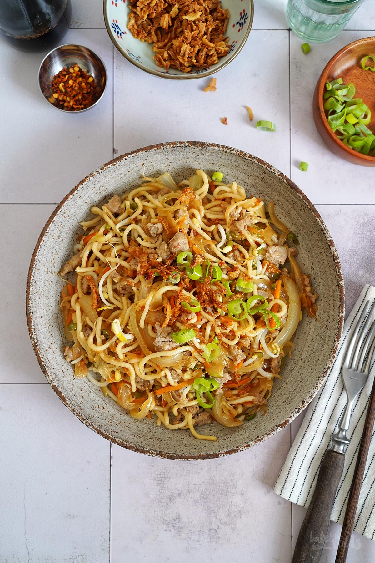Stir-Fry mit Nudeln, Gemüse & Schweinefleisch | Bake to the roots