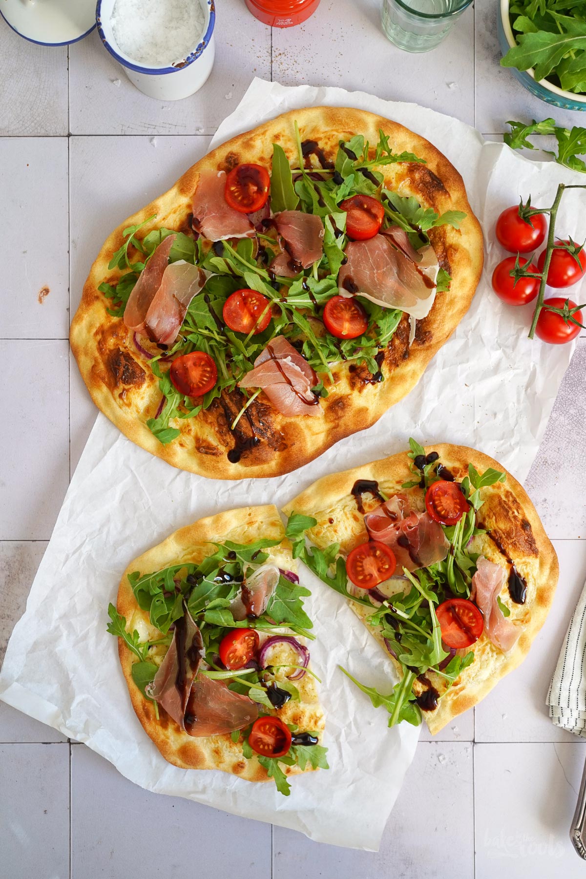 Flammkuchen mit Rucola, Tomaten & Serrano Schinken | Bake to the roots