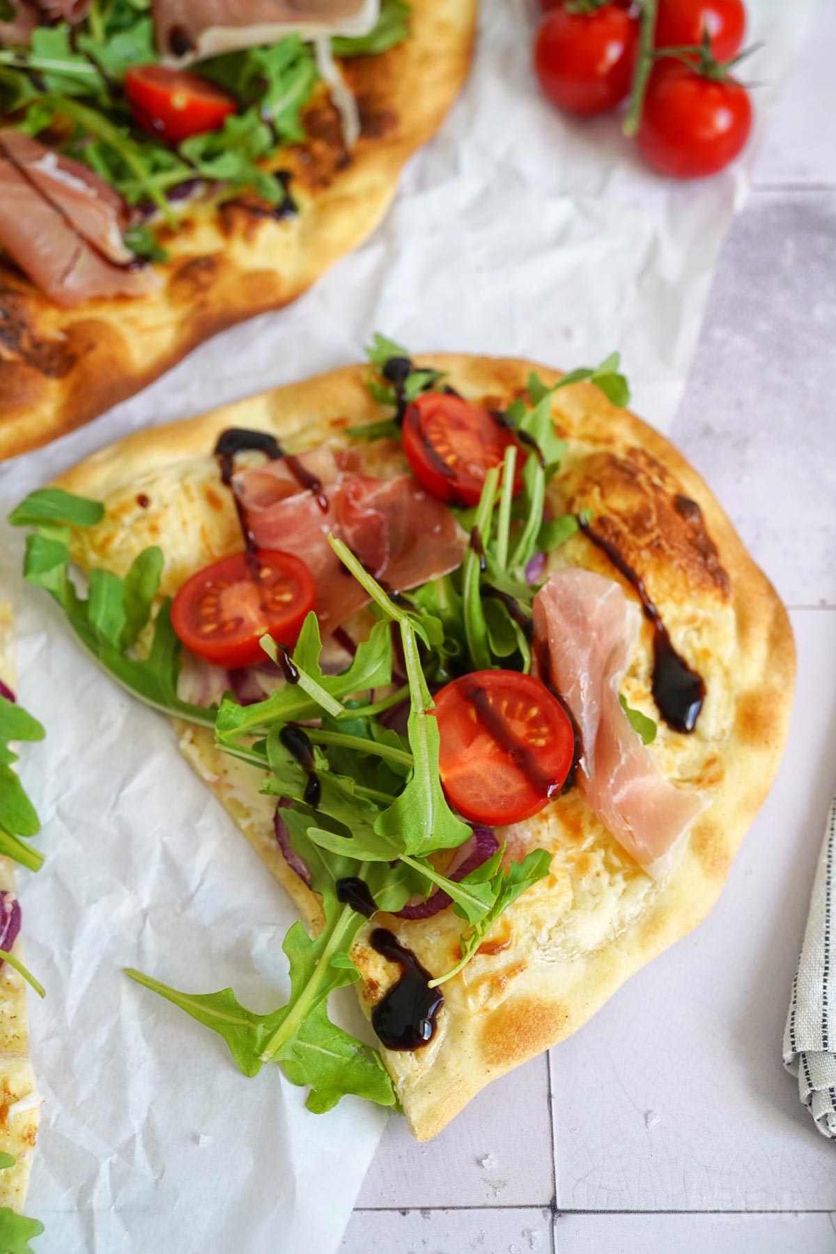 Flammkuchen mit Rucola, Tomaten & Serrano Schinken | Bake to the roots