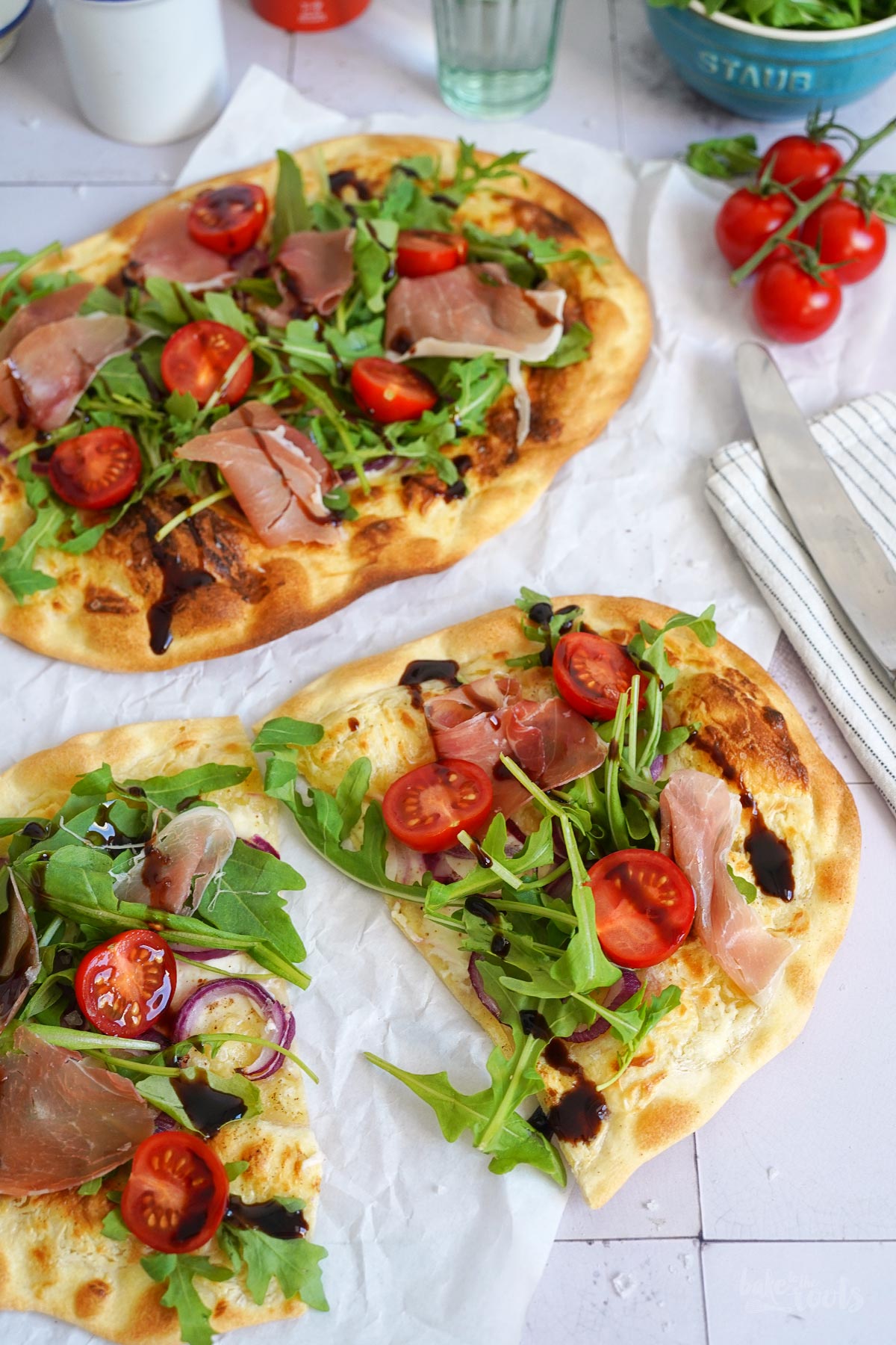Flammkuchen mit Rucola, Tomaten & Serrano Schinken | Bake to the roots