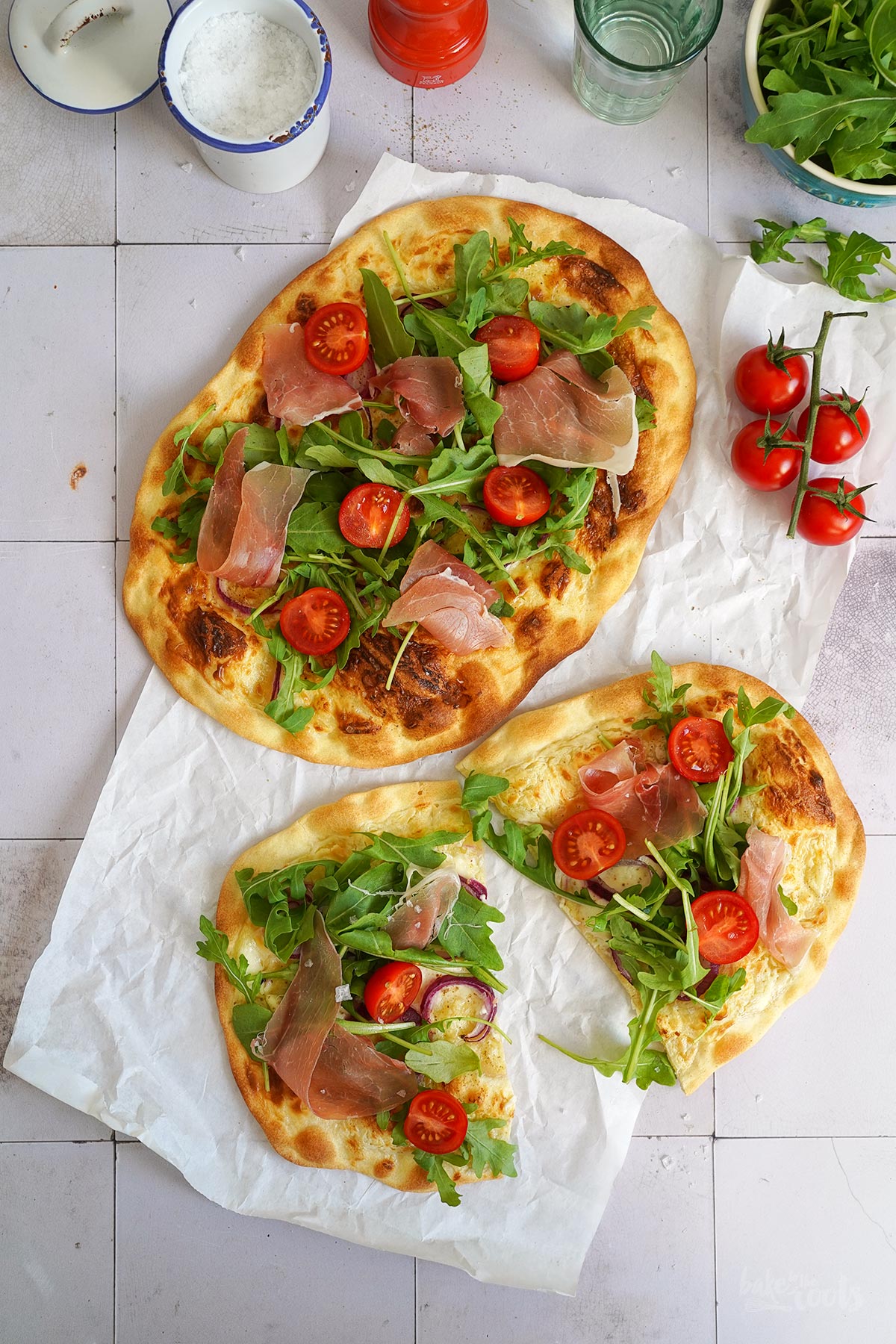 Flammkuchen mit Rucola, Tomaten & Serrano Schinken | Bake to the roots