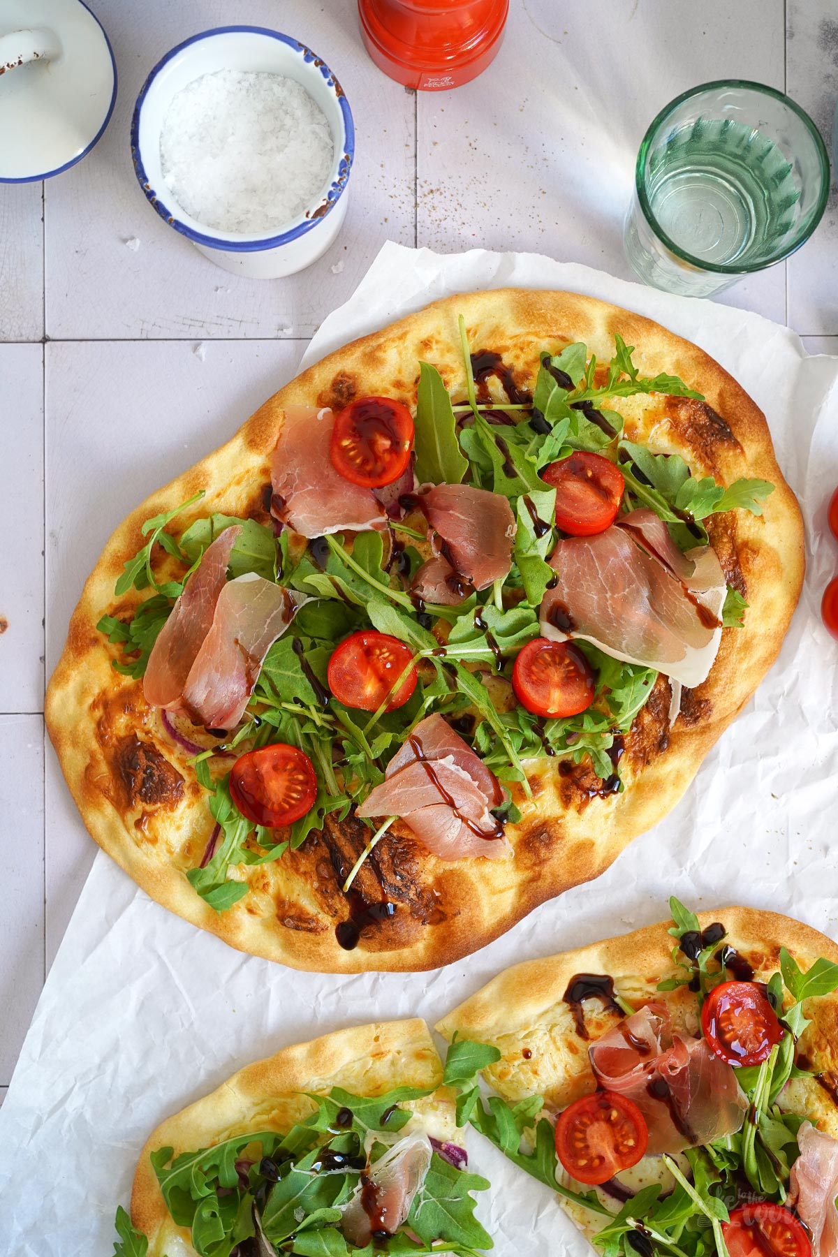 Flammkuchen mit Rucola, Tomaten & Serrano Schinken | Bake to the roots