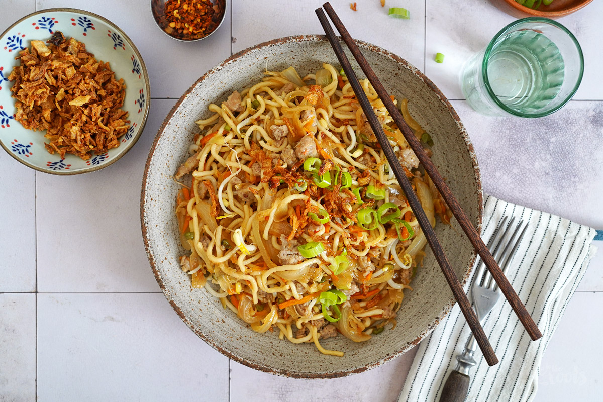 Stir-Fry mit Nudeln, Gemüse & Schweinefleisch | Bake to the roots
