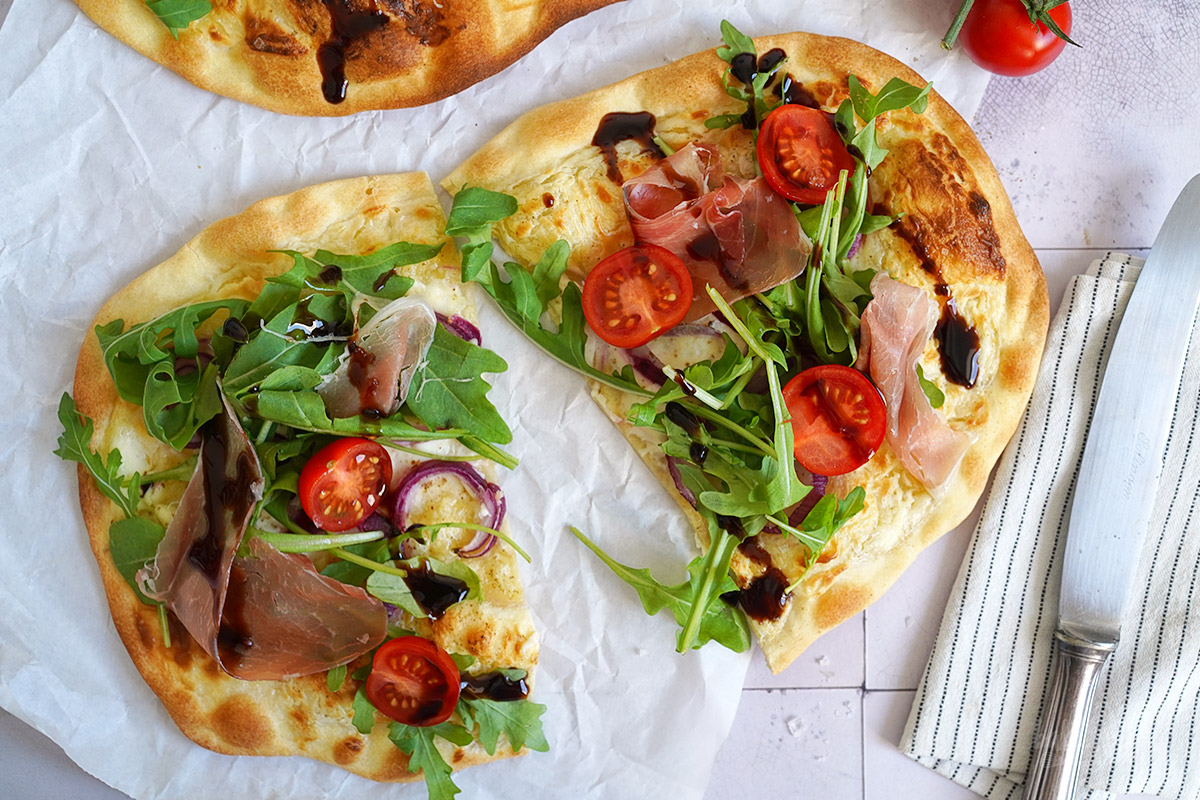 Flammkuchen mit Rucola, Tomaten & Serrano Schinken | Bake to the roots