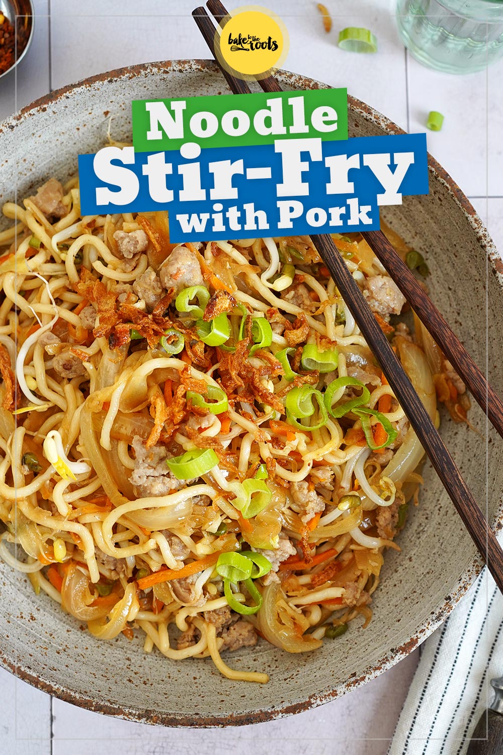 Stir-Fry mit Nudeln, Gemüse & Schweinefleisch | Bake to the roots