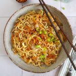 Stir-Fry mit Nudeln, Gemüse & Schweinefleisch | Bake to the roots