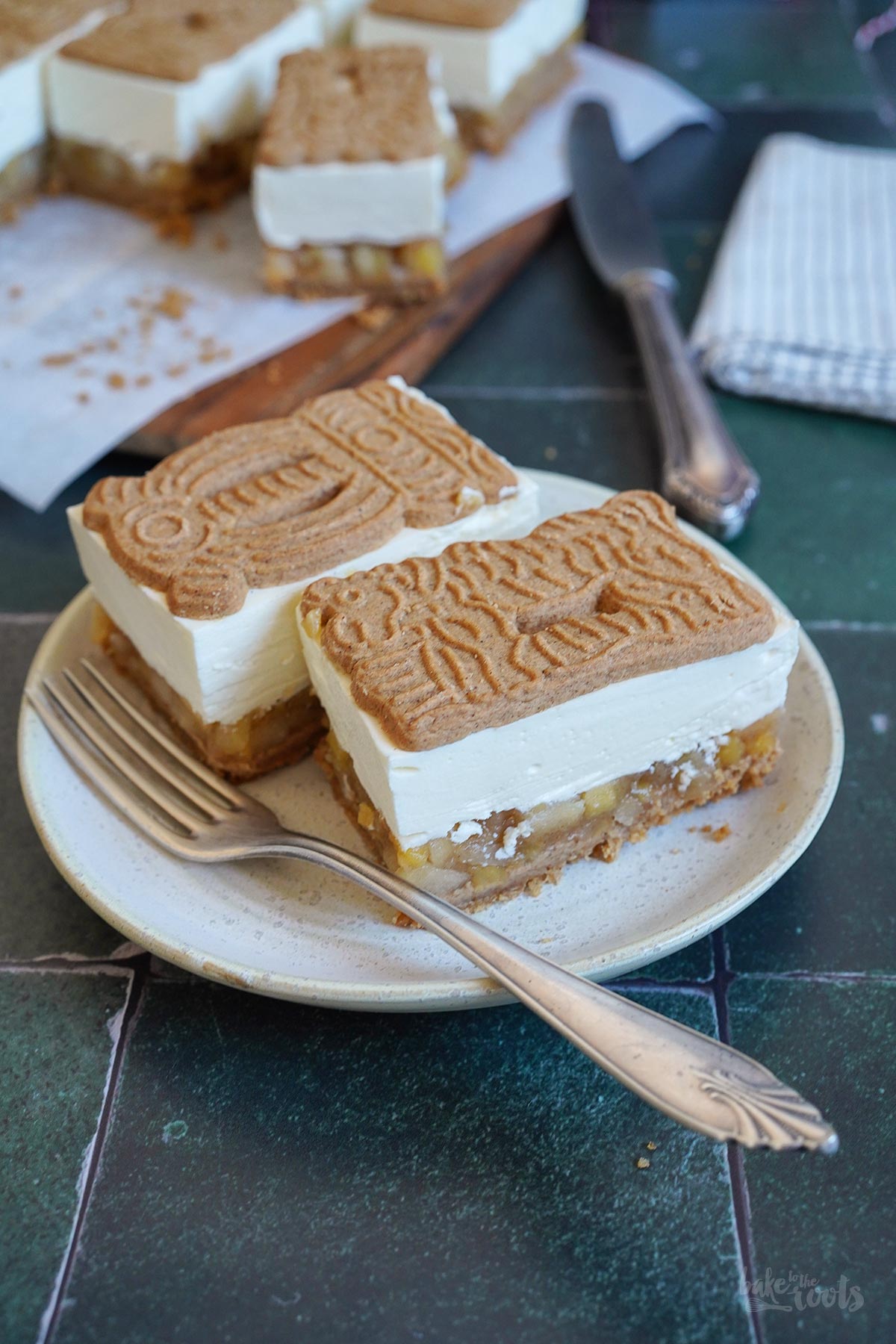 No-Bake Spekulatius Schnitten mit Apfelkompott | Bake to the roots