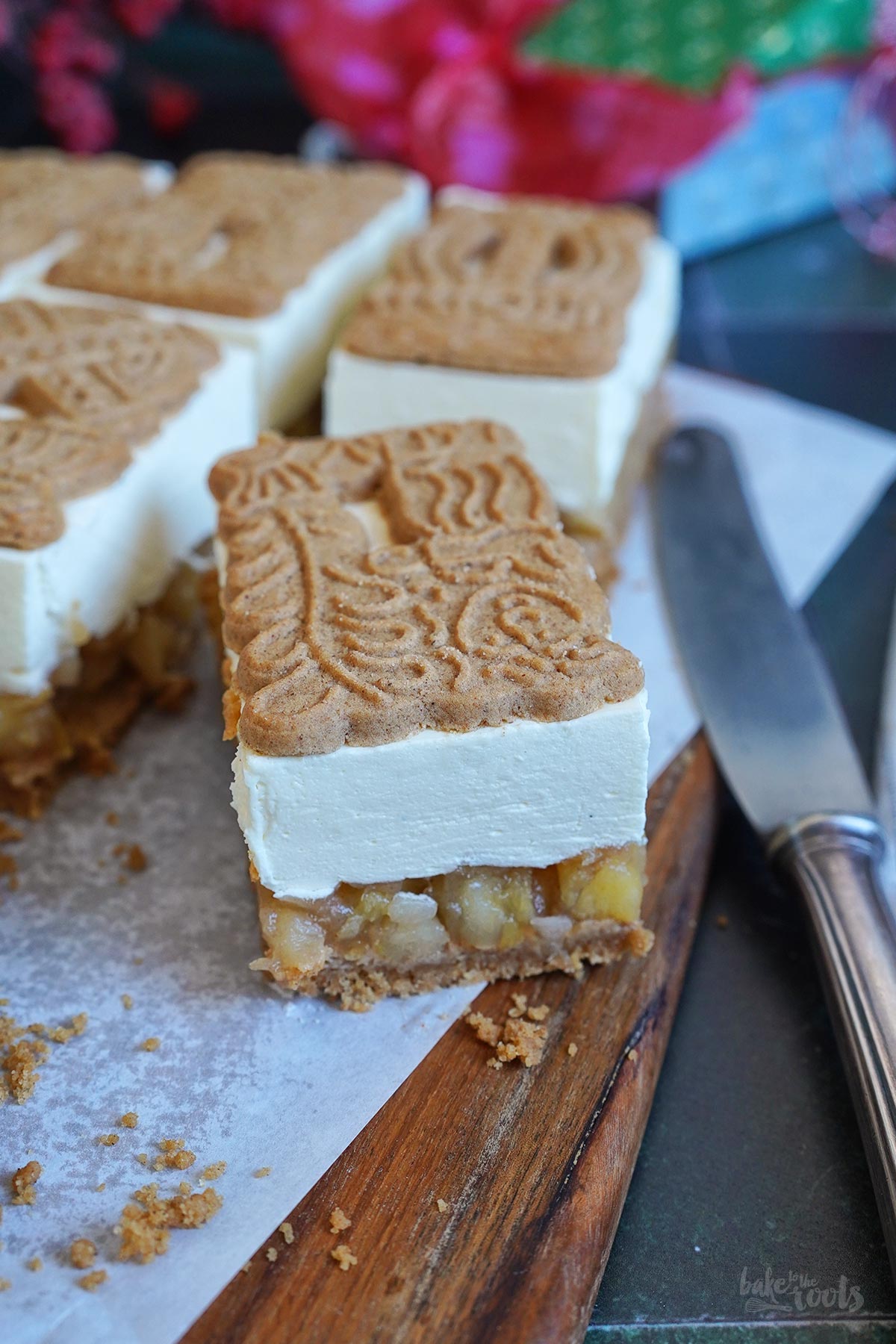 No-Bake Spekulatius Schnitten mit Apfelkompott | Bake to the roots