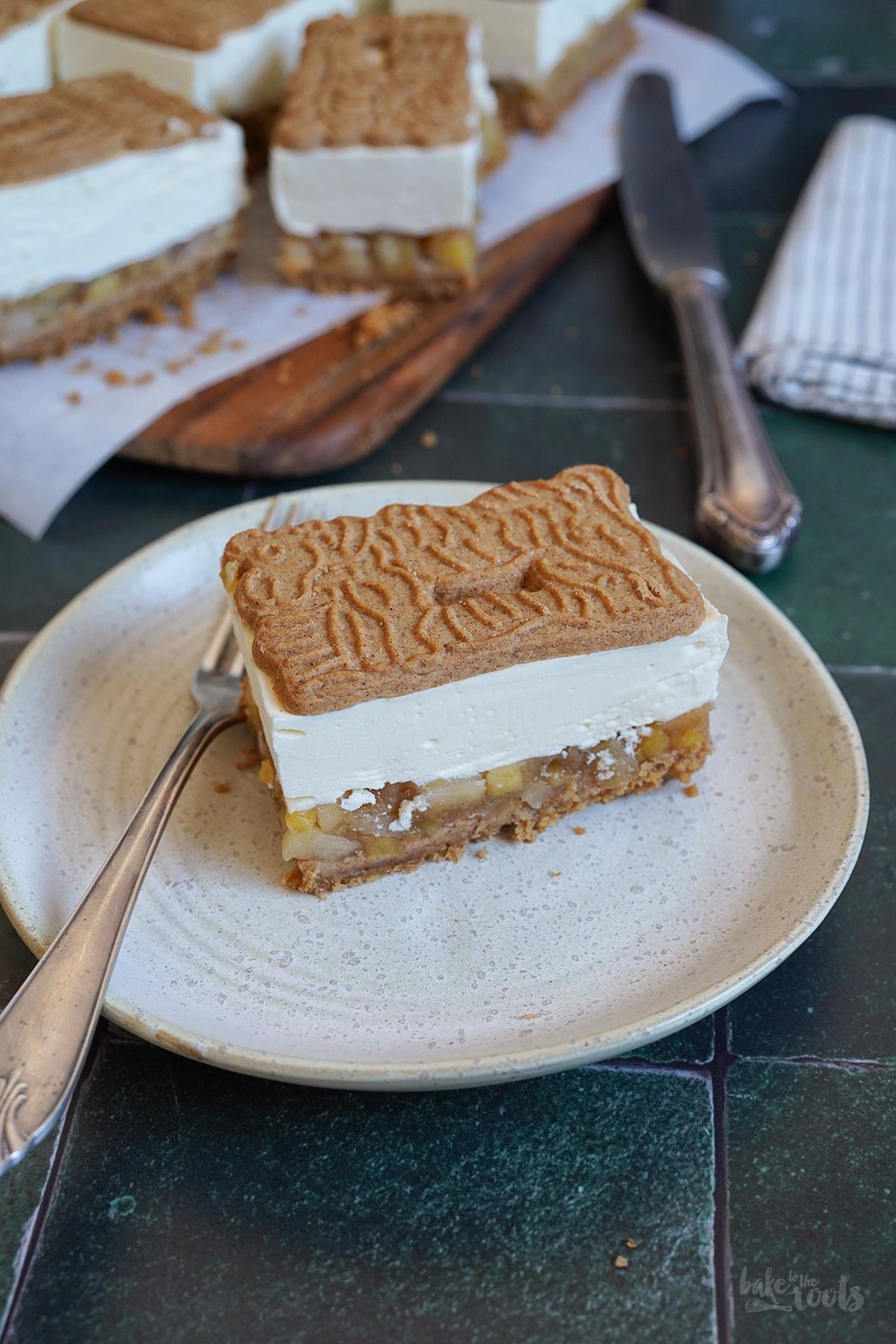 No-Bake Spekulatius Schnitten mit Apfelkompott | Bake to the roots