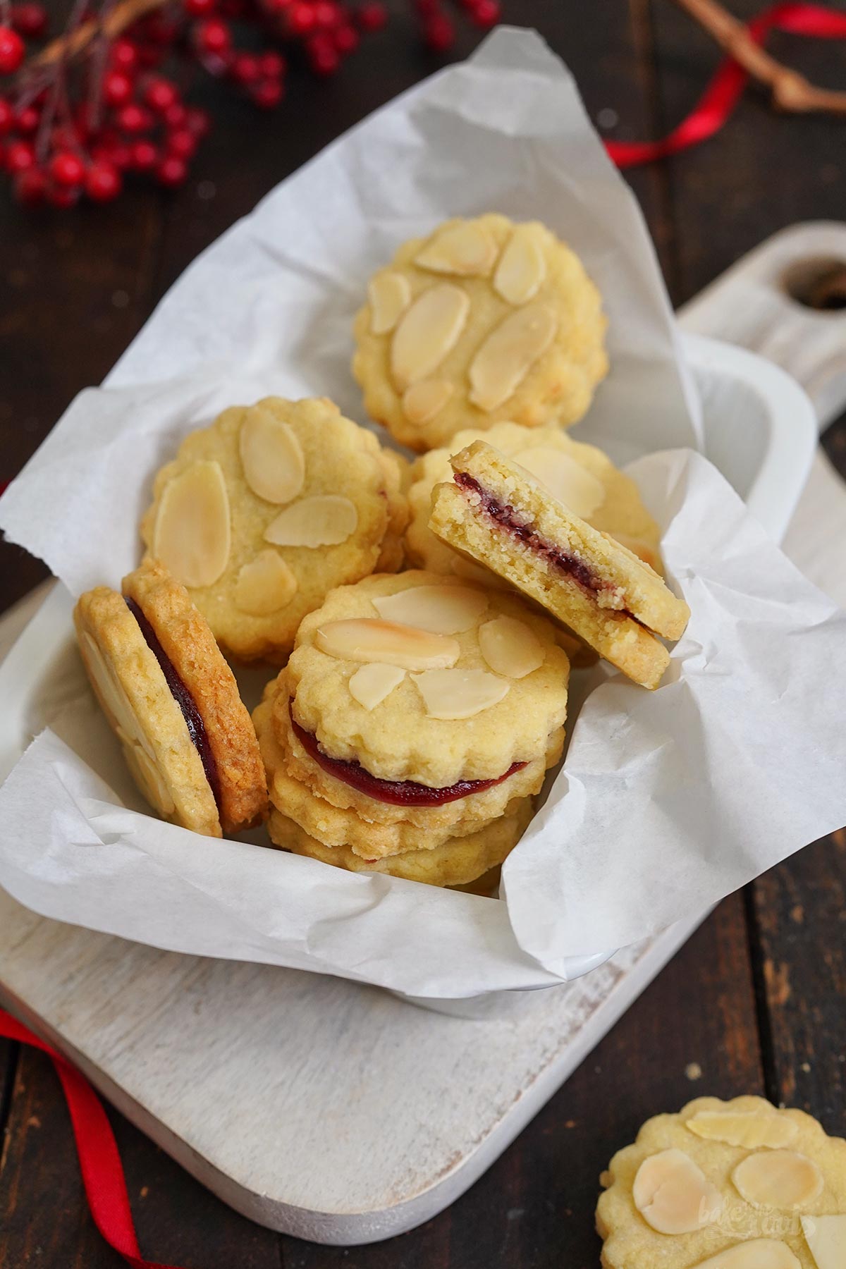 Mandelplätzchen mit Marmelade | Bake to the roots