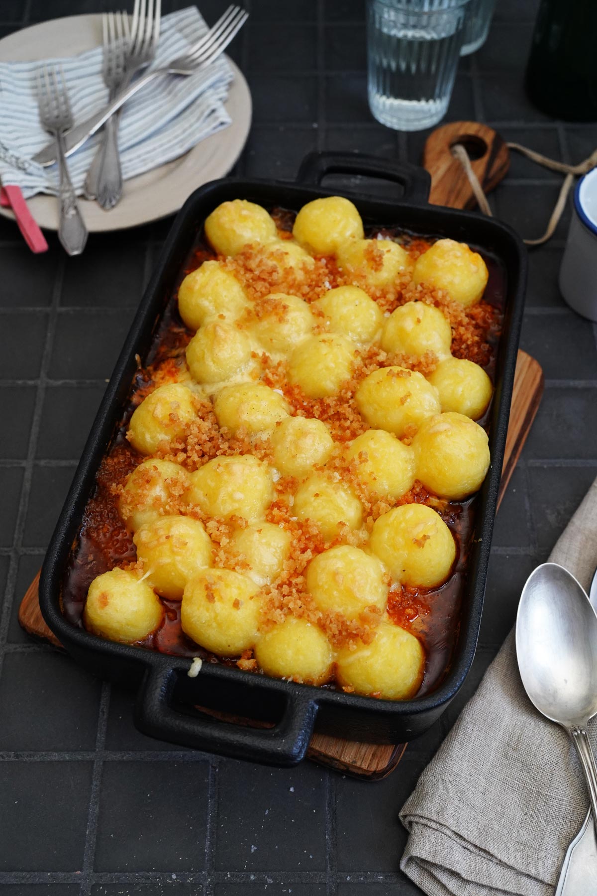 Kartoffelknödel Auflauf mit Pilzen, Lauch & Hack | Bake to the roots