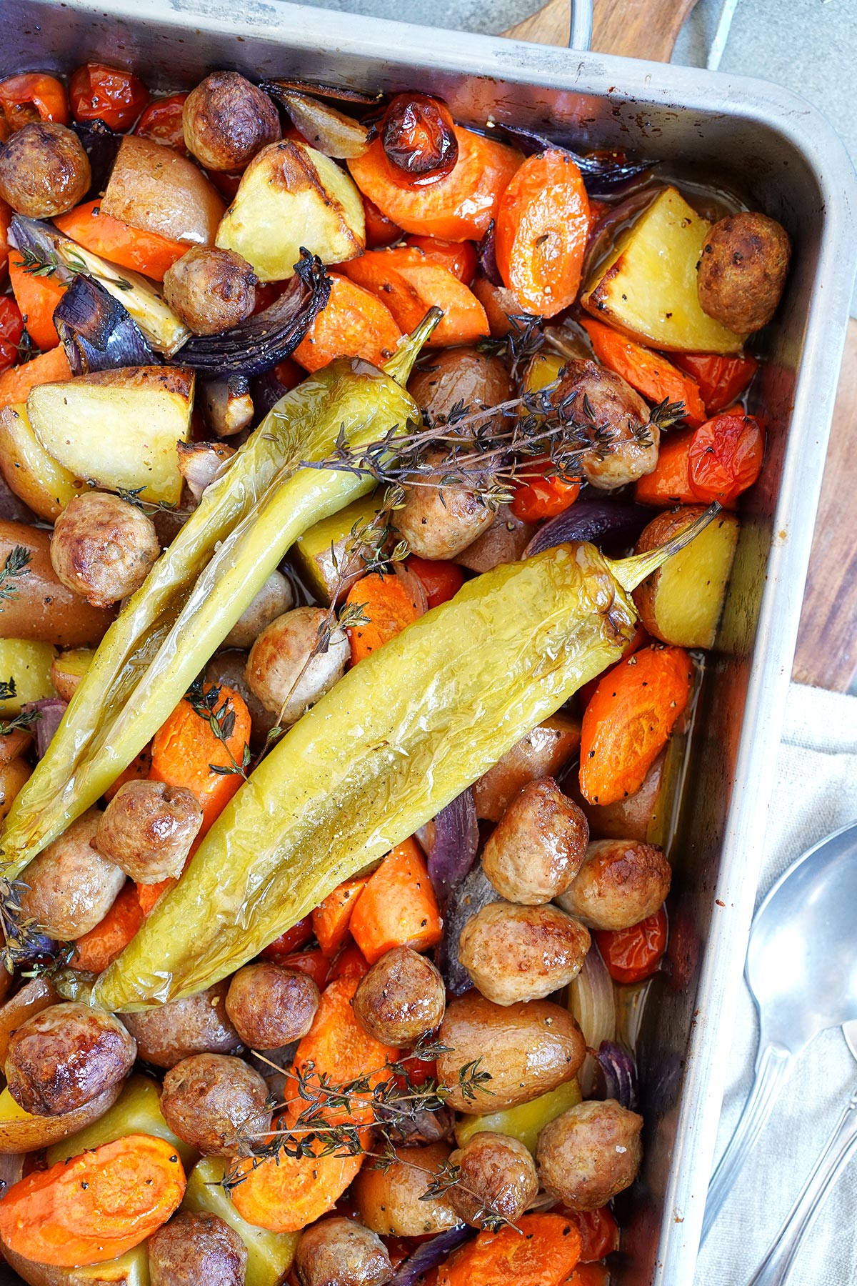 Buntes Ofengemüse mit Bratwurst | Bake to the roots