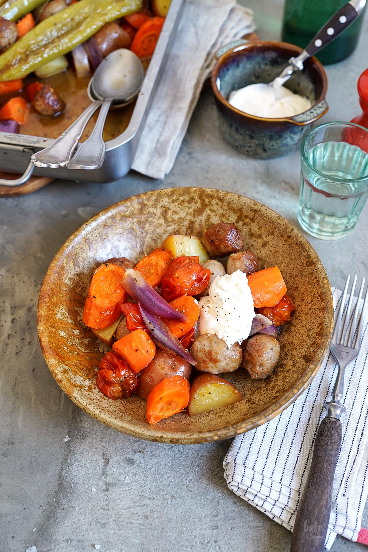 Buntes Ofengemüse mit Bratwurst | Bake to the roots