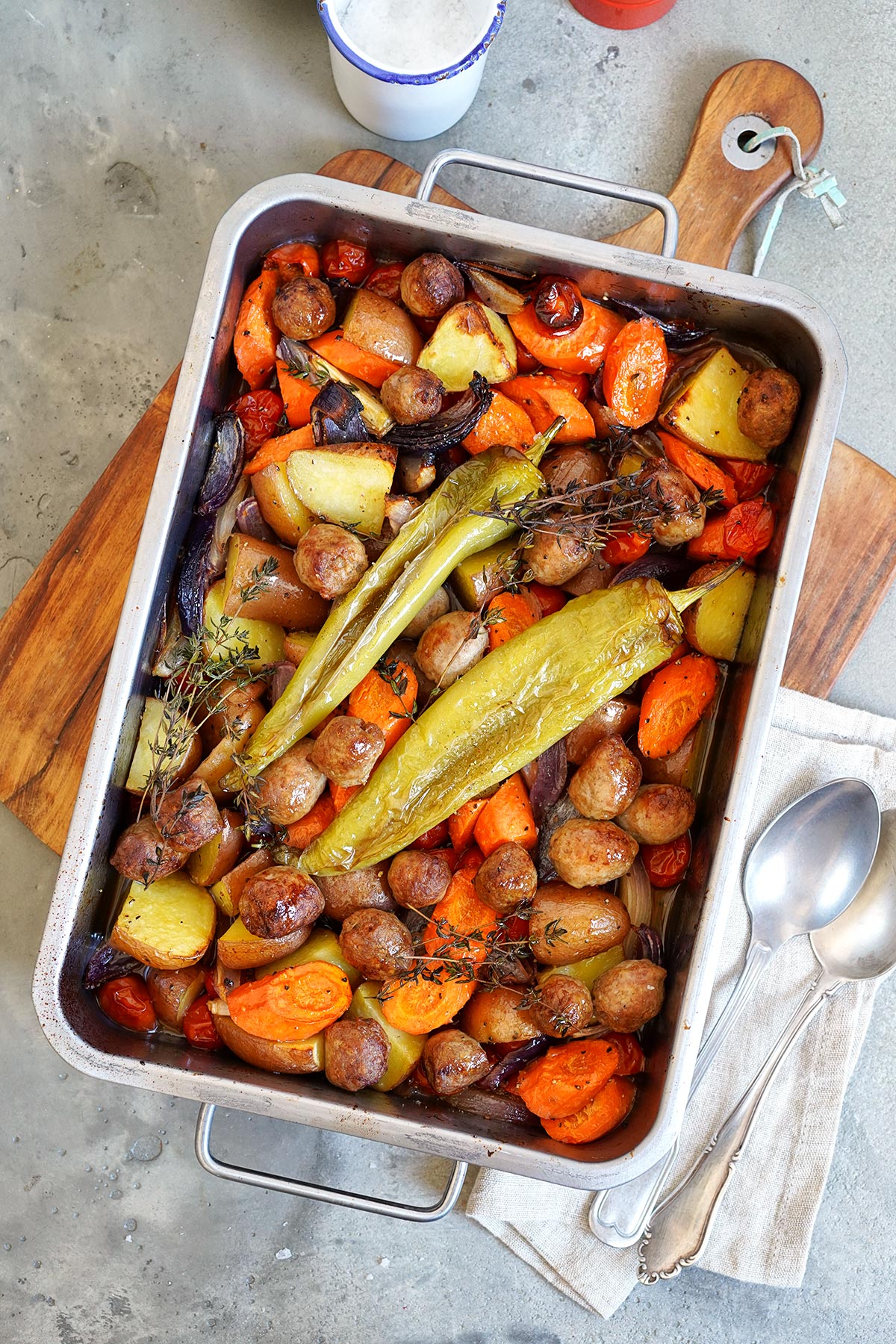 Buntes Ofengemüse mit Bratwurst | Bake to the roots