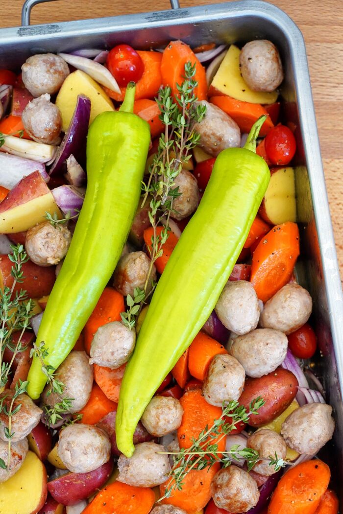 Buntes Ofengemüse mit Bratwurst | Bake to the roots | Bake to the roots