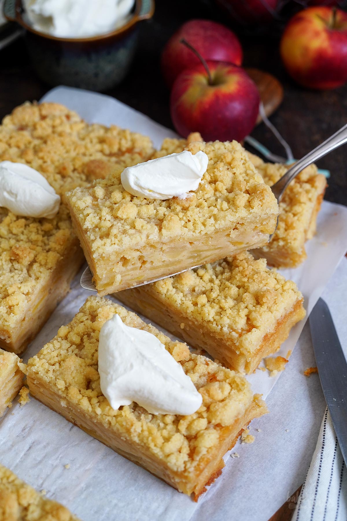 Apfel Streuselkuchen Schnitten | Bake to the roots