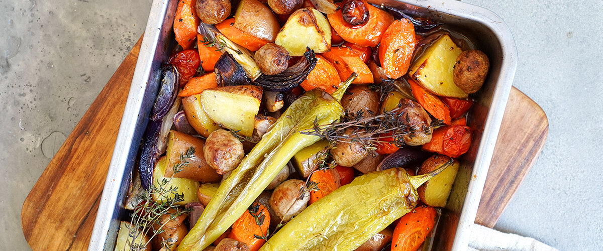 Buntes Ofengemüse mit Bratwurst | Bake to the roots