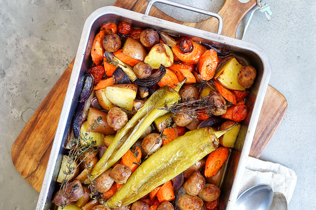 Buntes Ofengemüse mit Bratwurst | Bake to the roots