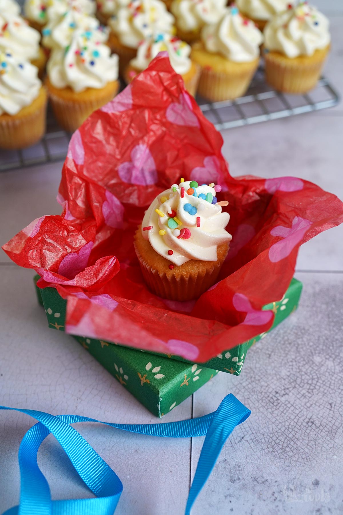 Einfache Mini Funfetti Cupcakes | Bake to the roots