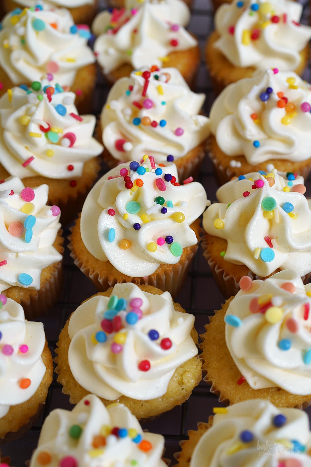 Einfache Mini Funfetti Cupcakes | Bake to the roots