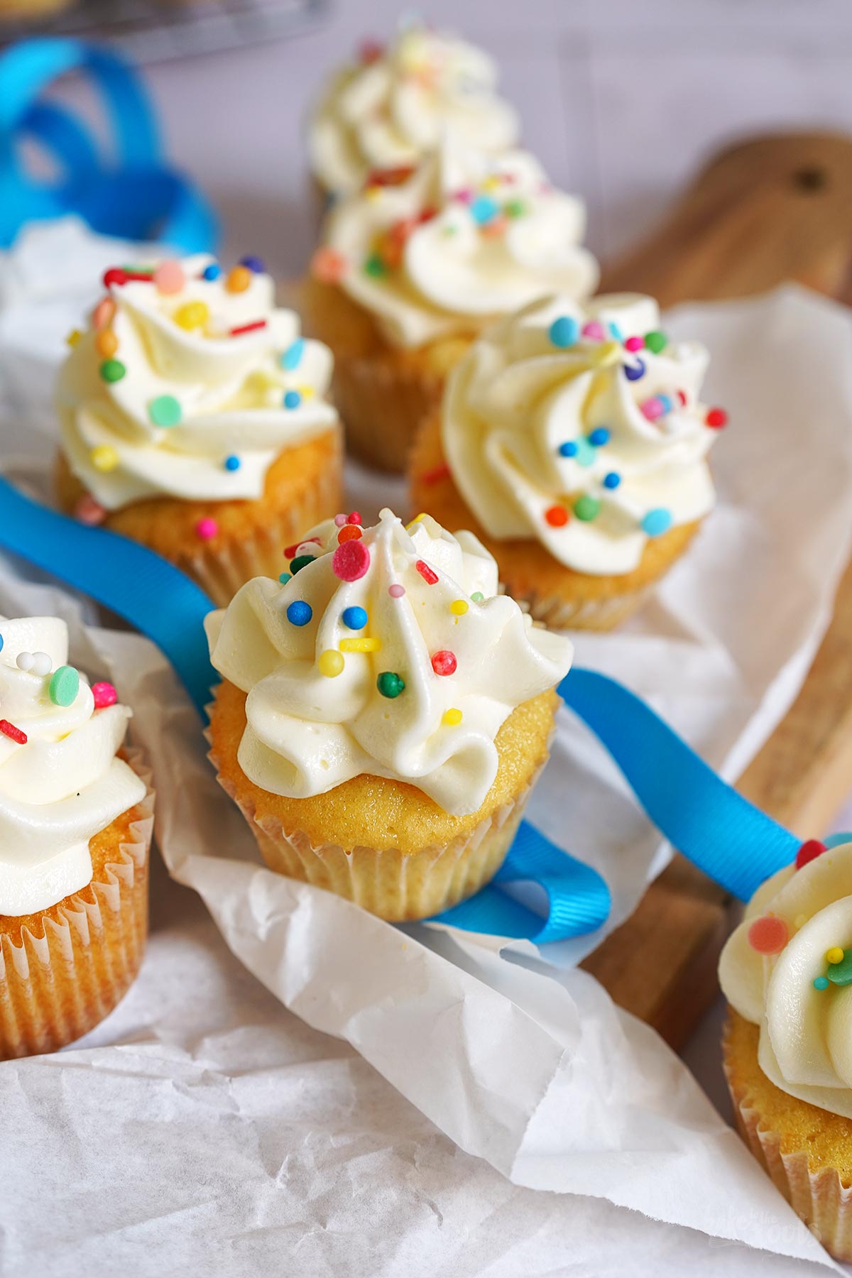 Einfache Mini Funfetti Cupcakes | Bake to the roots