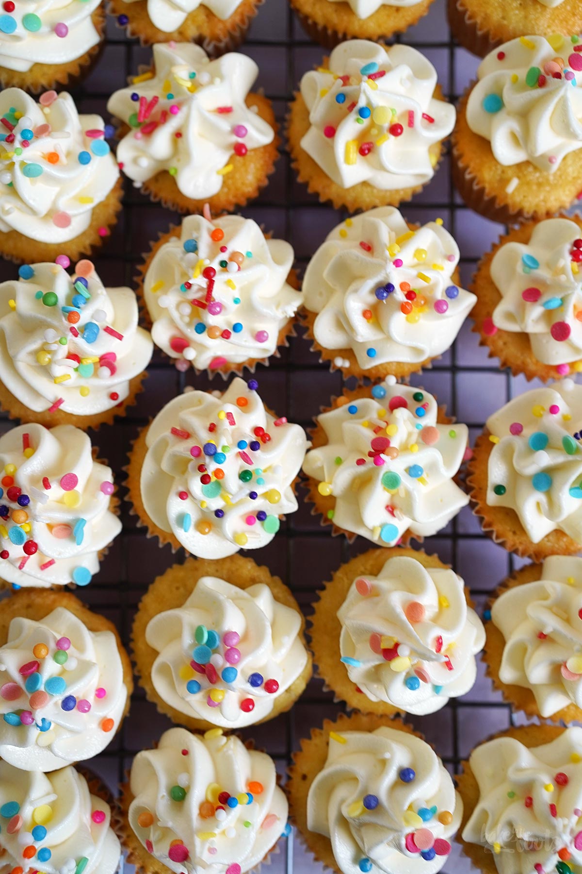 Einfache Mini Funfetti Cupcakes | Bake to the roots