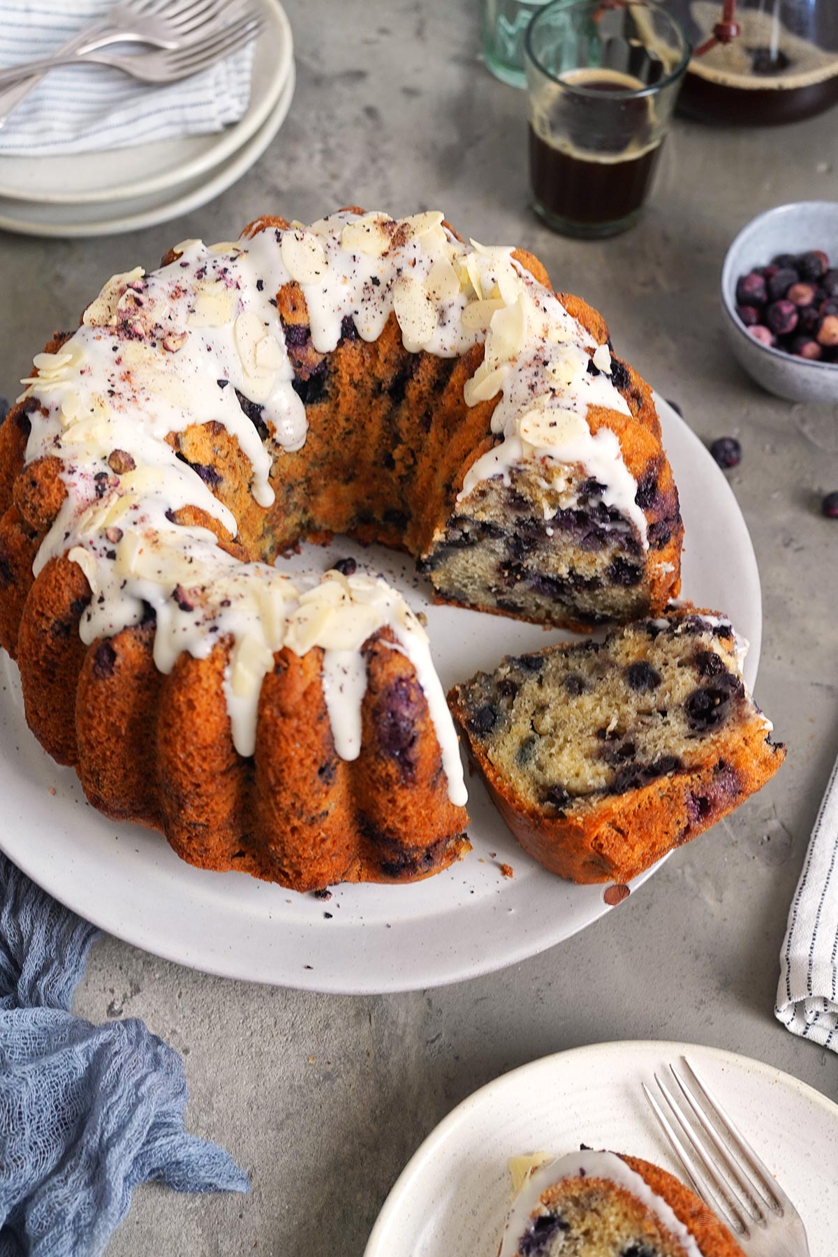 Blaubeeren & Zitronen Gugelhupf | Bake to the roots