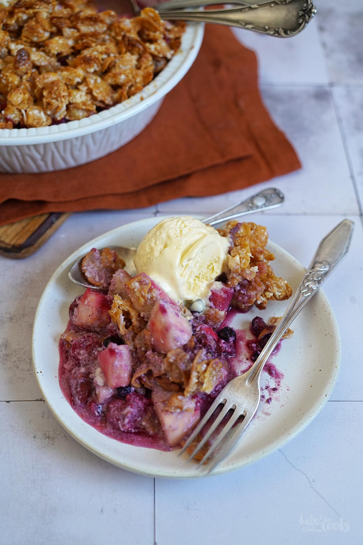Apfel & Beeren Cornflakes Crumble | Bake to the roots
