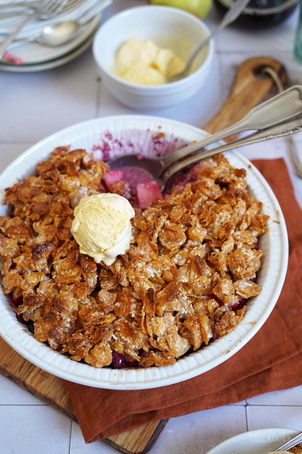 Apfel & Beeren Cornflakes Crumble | Bake to the roots