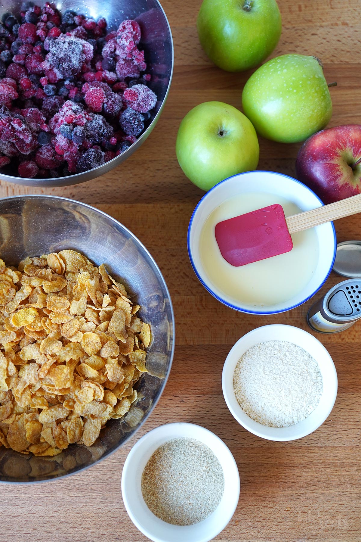 Apfel & Beeren Cornflakes Crumble | Bake to the roots