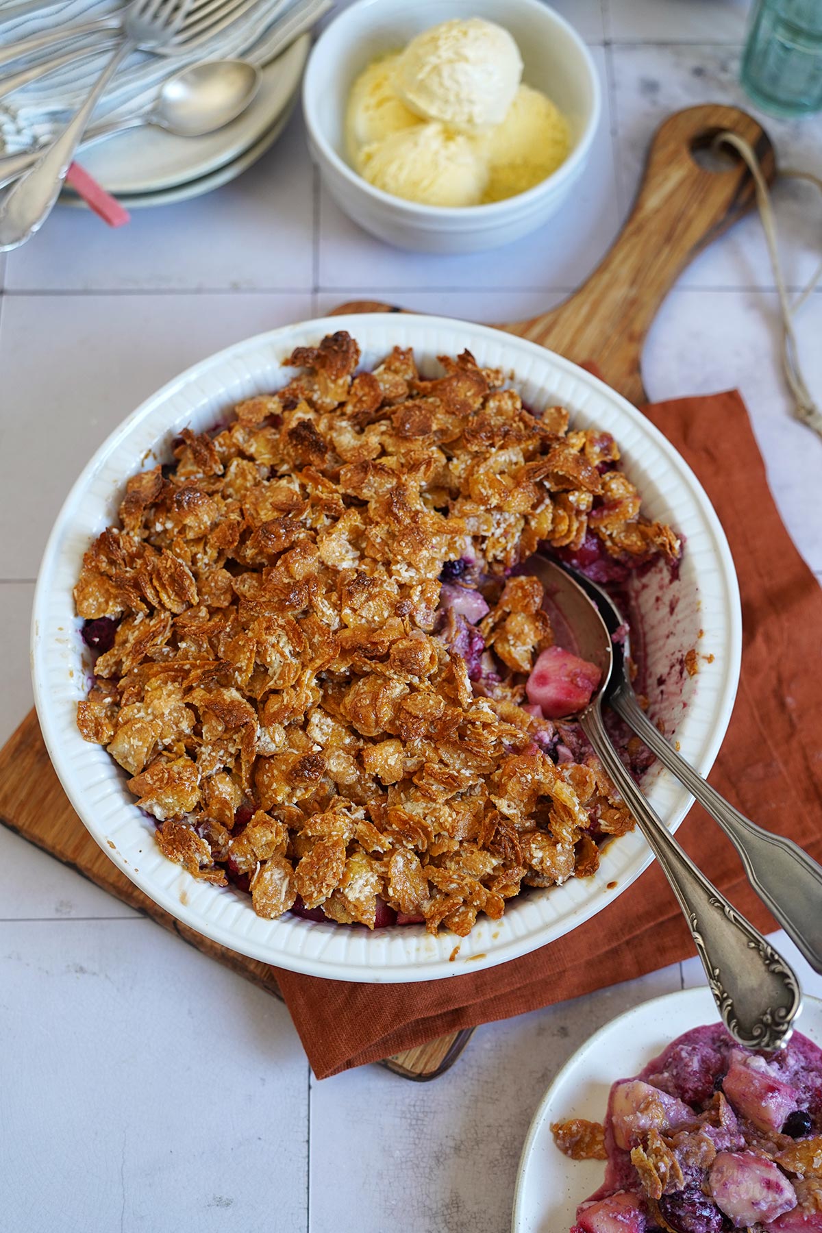 Apfel & Beeren Cornflakes Crumble | Bake to the roots