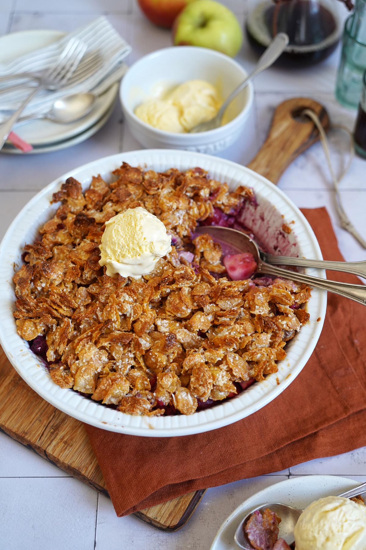 Apfel & Beeren Cornflakes Crumble | Bake to the roots