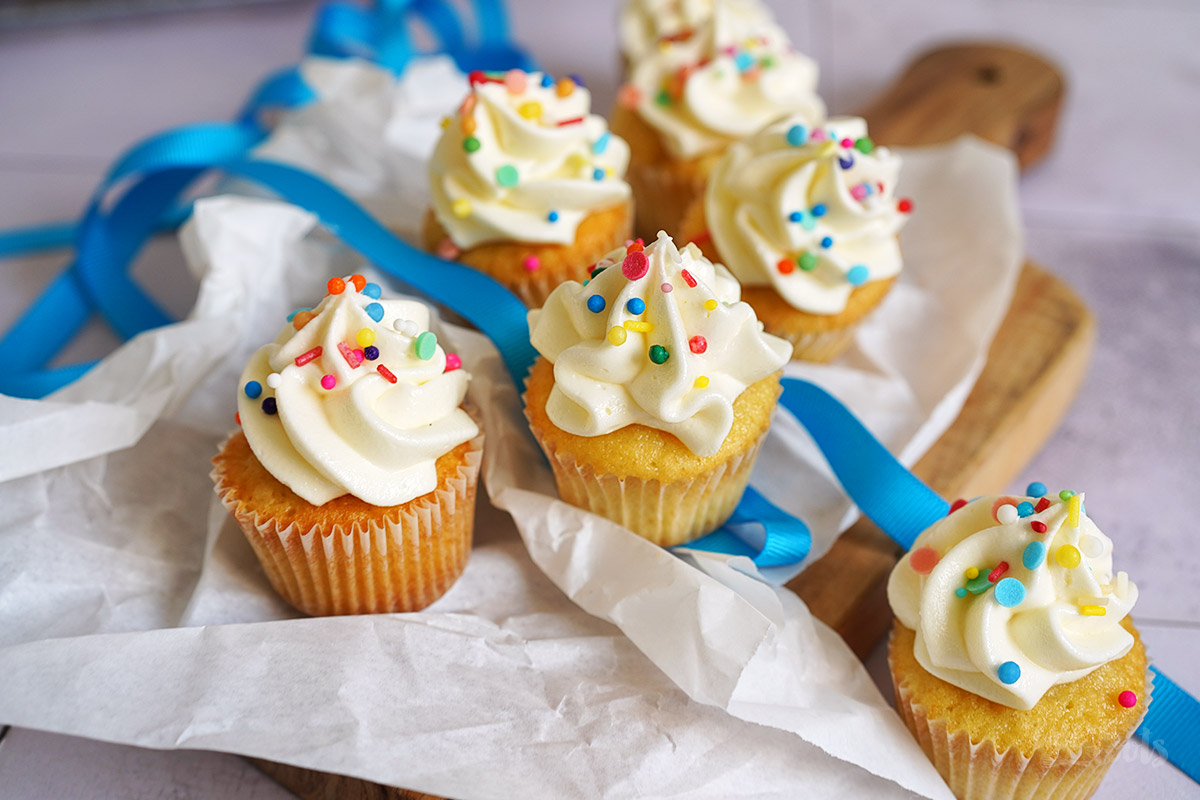 Einfache Mini Funfetti Cupcakes | Bake to the roots