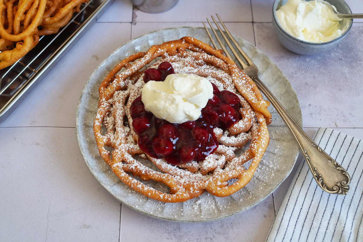 Funnel Cakes mit Kirschkompott | Bake to the roots